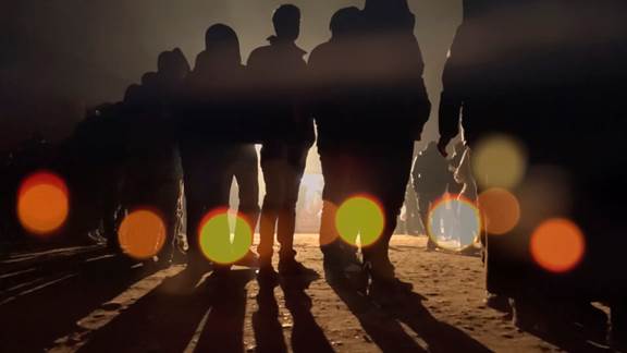 說明: Macintosh HD:Users:chendong:Desktop:張乾琦 工作坊:工作坊:官方作品:中文圖說:AZMA:5. 張乾琦，“AZMA”視頻截圖，2017 .jpg