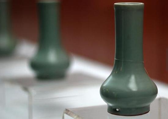 南宋，龍泉窯，粉青釉鼓腹瓶 