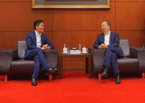 中國工商銀行董事長易會滿和京東集團董事局主席兼首席執(zhí)行官劉強東見證了雙方合作協議的簽署。 