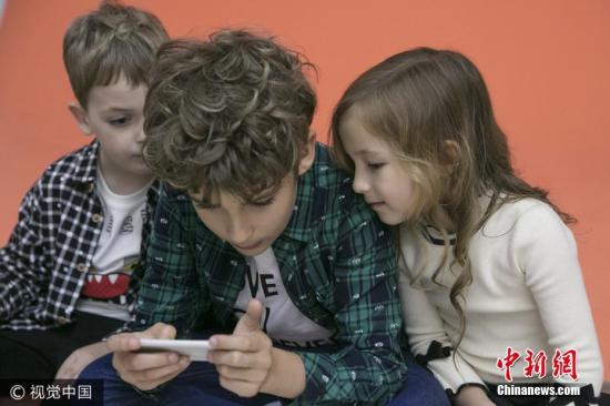 外報：一天滑手機(jī)80次 孩子網(wǎng)癮過高怎么辦？