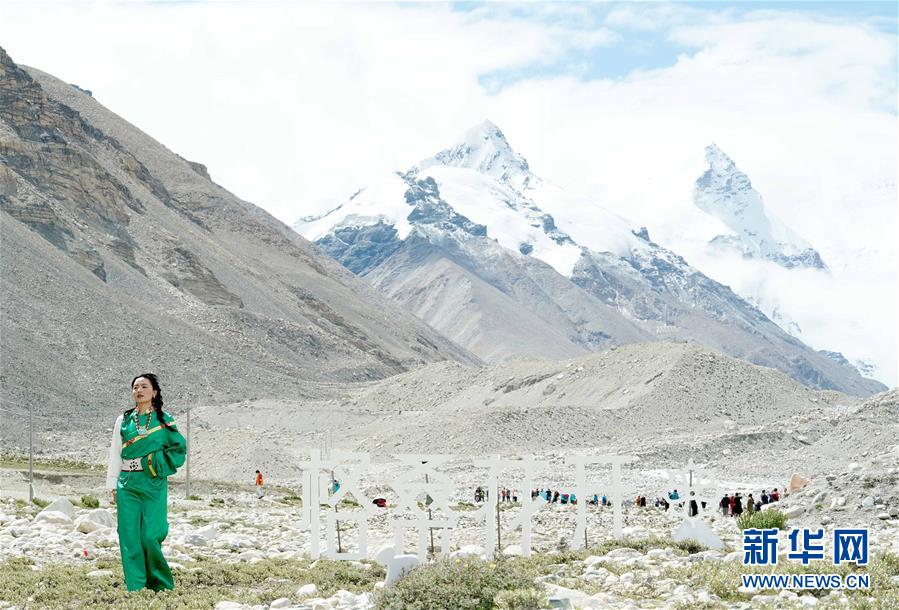（文化）（5）“格?；ㄩ_”西藏民族服飾秀亮相珠峰大本營(yíng)