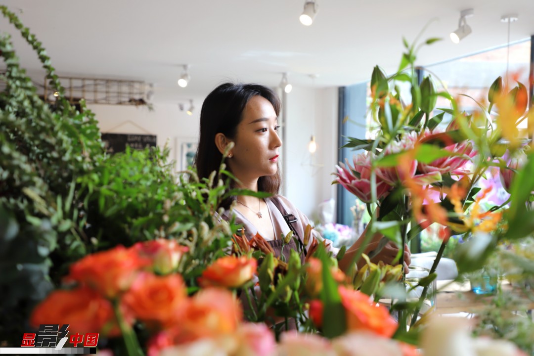 每天和花打交道是一個(gè)幸福的職業(yè)，但同時(shí)也充滿壓力和挑戰(zhàn)，“花在呈現(xiàn)給客人的那一瞬間是美好的，但前面的每一個(gè)步驟都是很辛苦的?！蓖趵桄抡f(shuō)，花藝是最原始的手工藝產(chǎn)品，沒(méi)有辦法機(jī)械化、流程化和規(guī)?；?，必須要用雙手一點(diǎn)點(diǎn)地賦予其生命和美感。圖為王黎媛在挑選制作花束的鮮花。新華網(wǎng) 周亞平/攝 念新洪/文