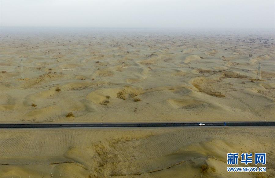 （壯闊東方潮奮進新時代——慶祝改革開放40年）（6）公路在“死亡之海”里延伸